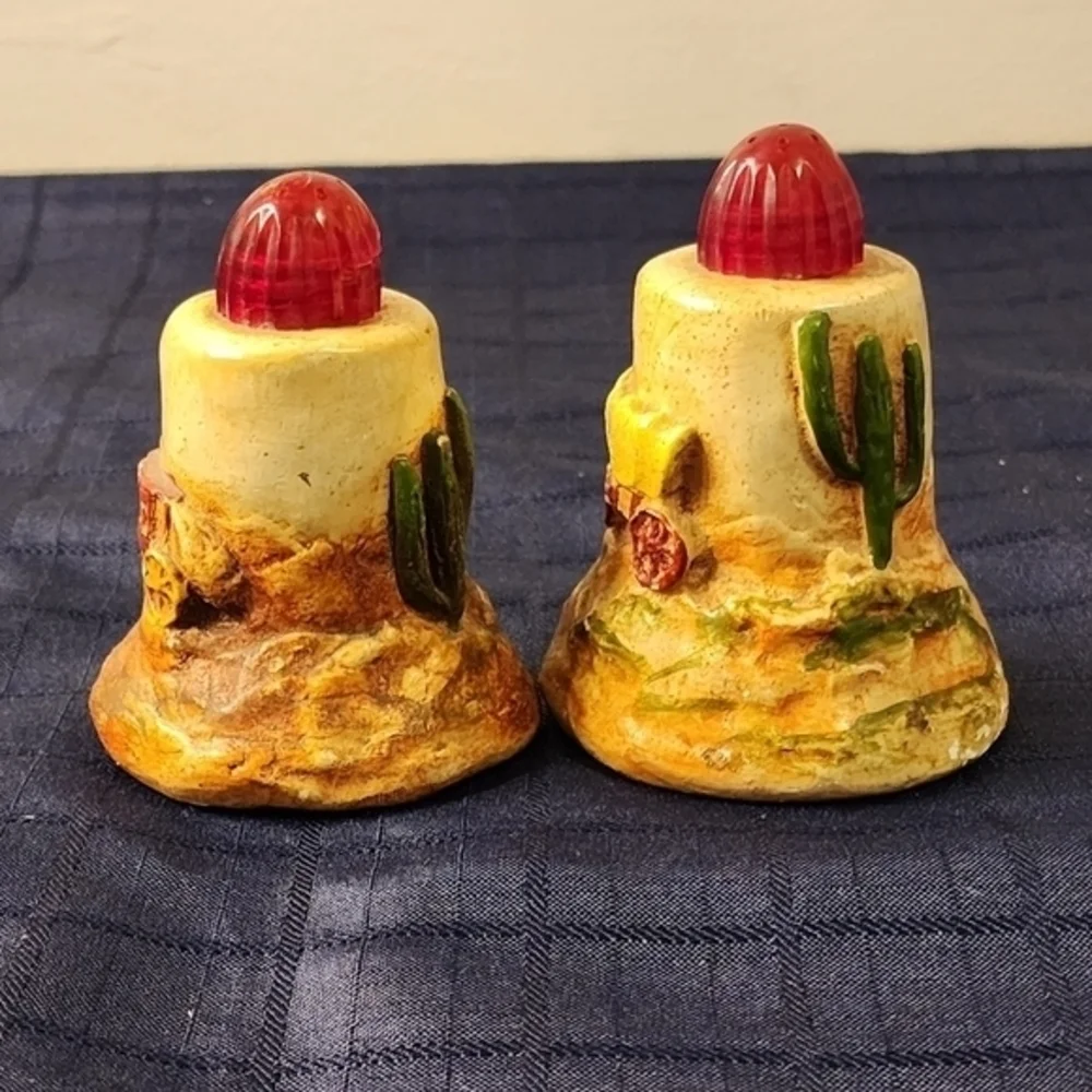 Western Style Salt And Pepper‎ Shakers Horses Stage Coach and Cactus